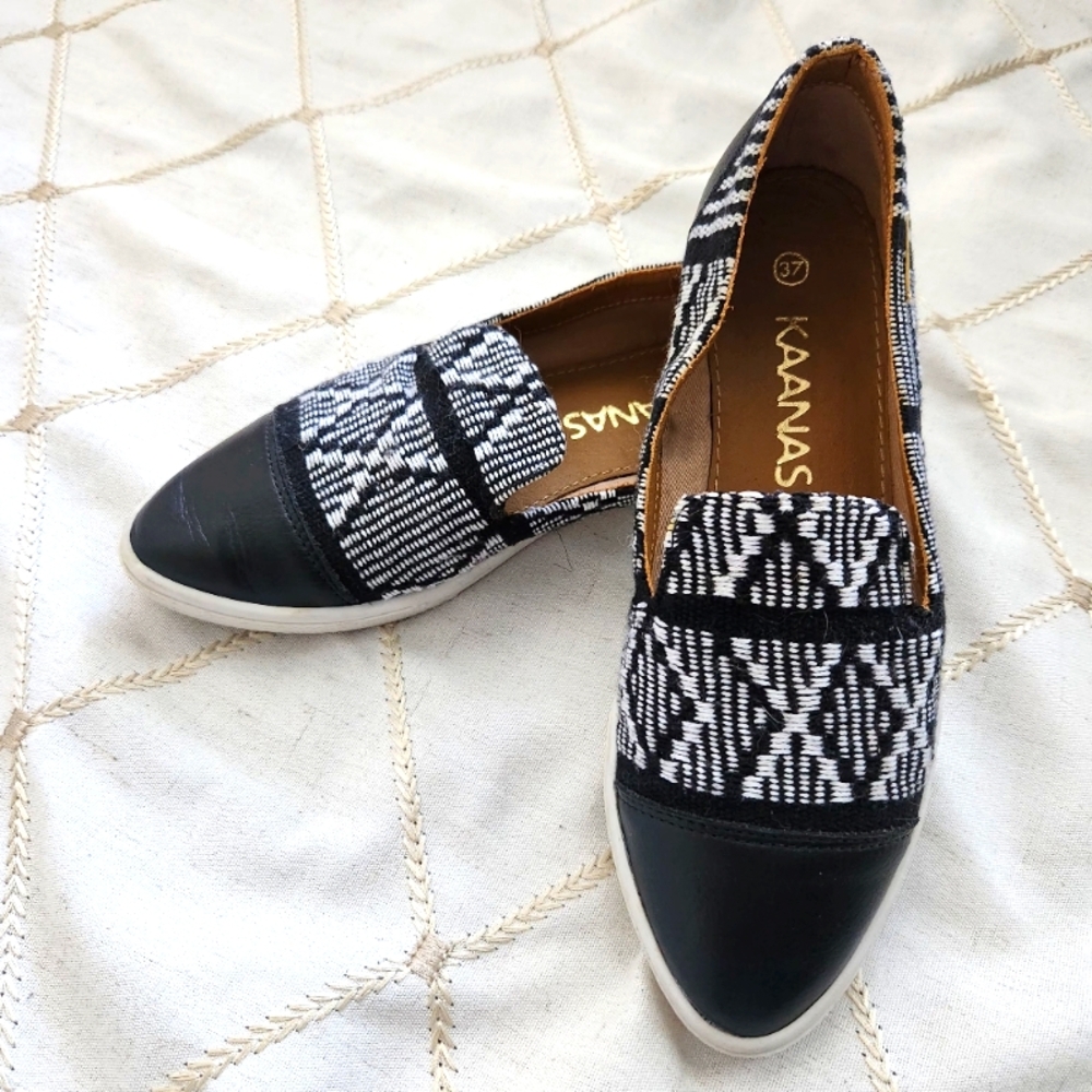 KAANAS Black White Geometric Woven Slip On Flat Shoes Round Toe 37 US 7